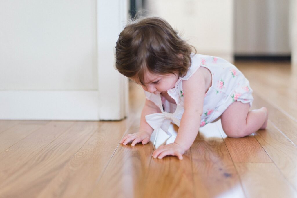 When do babies start to crawl is a concern for all parents. This pictures tells how they'll look while crawling. 